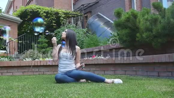 女孩在花园里吹肥皂泡视频的预览图