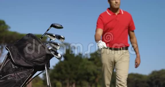 男高尔夫球手从高尔夫球袋中取出高尔夫球杆视频的预览图