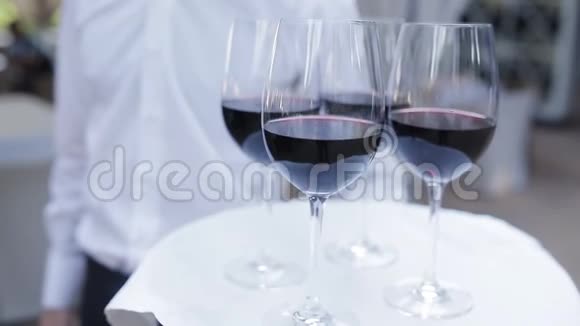 托盘上有酒的玻璃杯与客人会面视频的预览图
