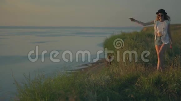 年轻女子在散步跳舞跳在悬崖边享受大自然视频的预览图