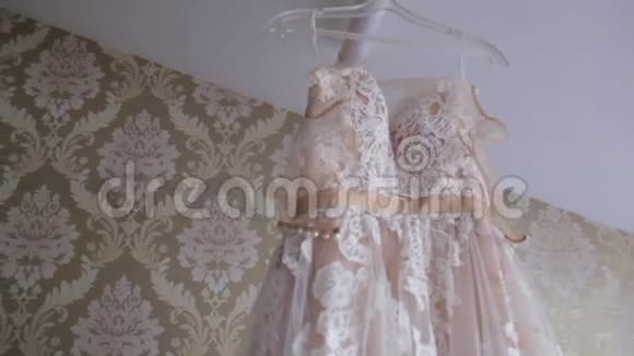 象牙花边连衣裙粉彩色调为女孩为新娘准备好漂亮的白色婚纱令人惊叹的婚纱礼服视频的预览图
