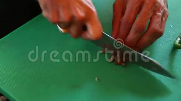 印度男人在砧板上切当地的蔬菜视频的预览图