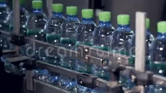 工业输送机运输塑料瓶与水视频的预览图