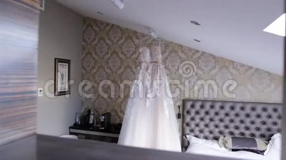 象牙花边连衣裙粉彩色调为女孩为新娘准备好漂亮的白色婚纱令人惊叹的婚纱礼服视频的预览图