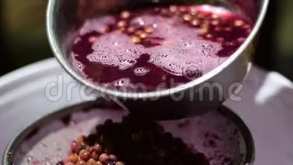 传统的粗制原酒方法用筛分离果汁处理果汁视频的预览图