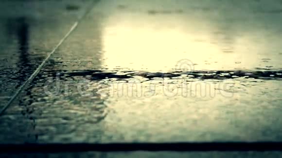 雨滴的电影镜头视频的预览图