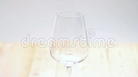 葡萄酒倒入酒杯视频的预览图