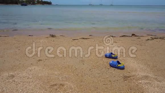 沙滩上留下的童鞋视频的预览图