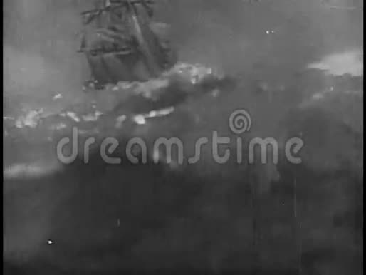 船在雷雨时颠簸视频的预览图