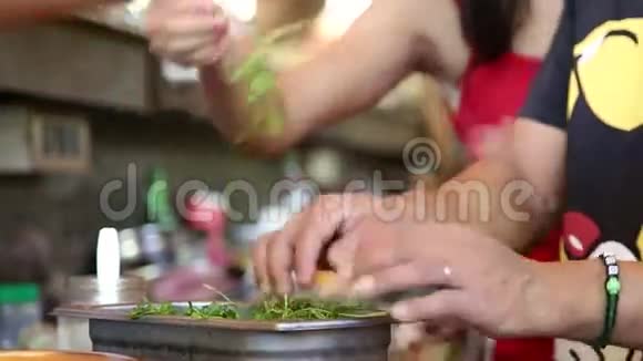 女人准备菜装饰的草药视频的预览图