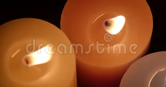 黑暗背景下的蜡烛圣诞快乐新年快乐视频的预览图