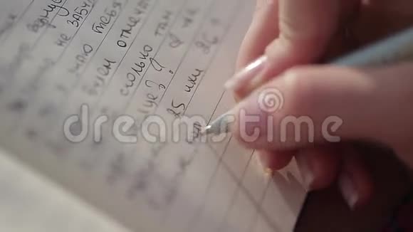 一个女孩写日记的特写镜头手视频的预览图
