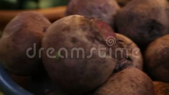 用甜菜根和豆子靠近蔬菜摊视频的预览图
