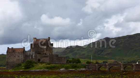 4K超高清时间推移风景如画的苏格兰城堡艾琳多南视频的预览图