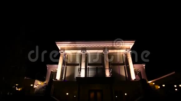 晚上有柱子照明的大房子视频的预览图