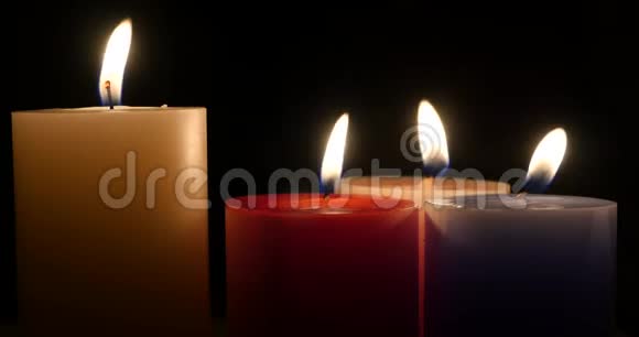 在黑暗的背景下点燃蜡烛圣诞快乐新年快乐视频的预览图