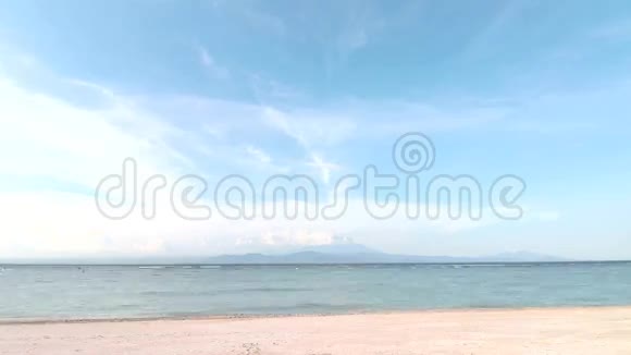 热带场景时间流逝海洋海滩天空行云火山阿贡令人惊叹的场景努沙伦邦甘岛视频的预览图