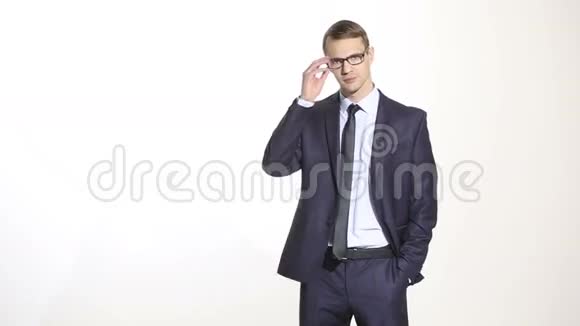 肢体语言穿商务服的男人孤立的白色背景培训管理人员销售代理眼镜的操纵视频的预览图