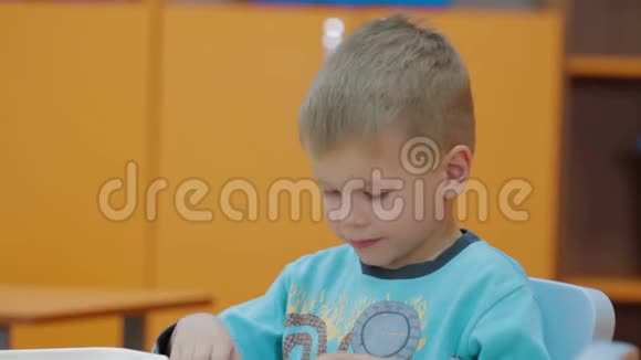 在幼儿园玩塑料积木的男孩视频的预览图