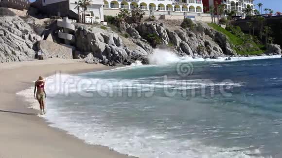 美丽的海滩日光浴视频的预览图