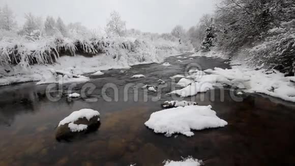 冬季河流和霜冻视频的预览图