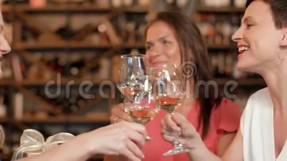 在酒吧或餐馆有赠酒的妇女视频的预览图