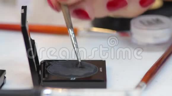化妆师在白色桌子上使用刷子和化妆品视频的预览图