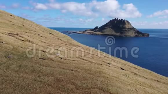 在法罗群岛丹麦皇家群岛的法罗群岛足总航空景观与无人驾驶飞机在悬崖和群山旁边飞行视频的预览图