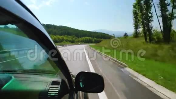 波夫汽车正沿着俄罗斯阿勒泰的公路上的树木行驶视频的预览图