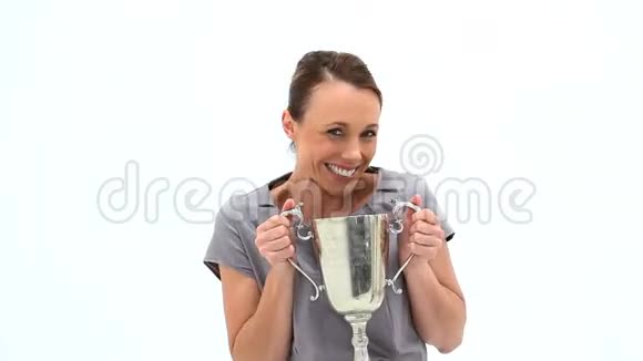 微笑的女人骄傲地展示她的杯子视频的预览图