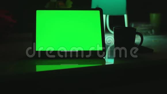 带有绿色屏幕色度键的平板电脑多利镜头视频的预览图