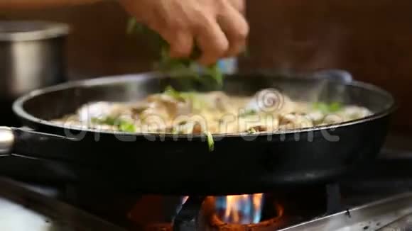 男人在肉中加入草药在平底锅中煮酱汁视频的预览图