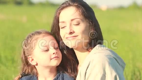 美丽的微笑母亲拥抱她可爱的女儿黄色视频的预览图