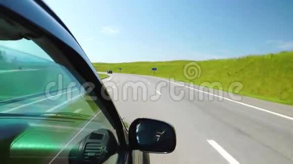 波夫汽车正沿着俄罗斯阿勒泰的一条公路上的青山行驶视频的预览图