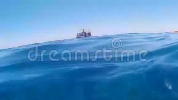 在蓝色海浪上的一艘小船视频的预览图