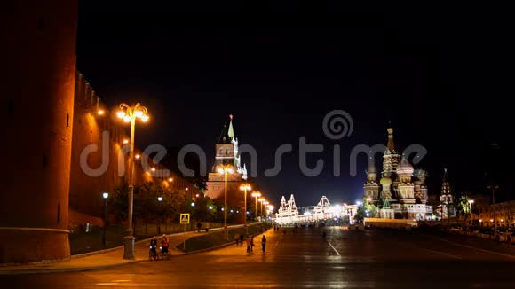 晚上克里姆林宫城墙和圣巴西尔大教堂前的交通超高清4K莫斯科俄罗斯视频的预览图
