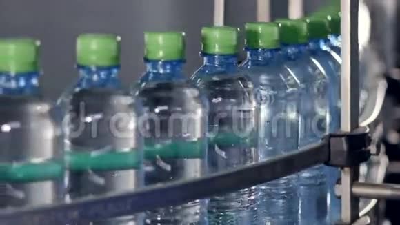 装满水的瓶盖在传送带上移动视频的预览图