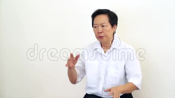 视频亚洲女子高年级看镜头摇头做手势表示拒绝视频的预览图