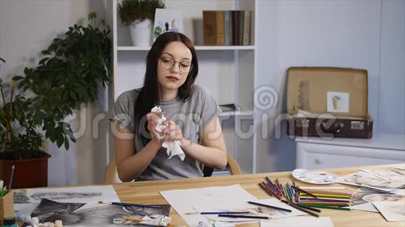 失望的女学生感到悲伤为课程制作糟糕的图画心情不好没有创作的灵感视频的预览图