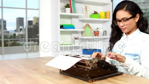 亚洲商人用打字机打字视频的预览图