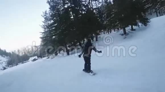 极端滑雪的女人骑在山上度假胜地滑雪板视频的预览图