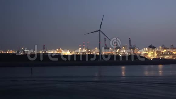 日落后经过鹿特丹港荷兰视频的预览图