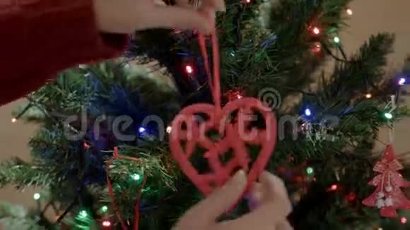 快乐妈妈用圣诞玩具红星装饰新年树视频的预览图