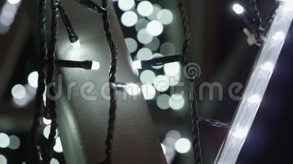 带有金色灯光的圣诞花环特写模糊的圣诞灯博克视频的预览图