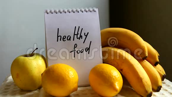 健康的食物单词和水果视频的预览图