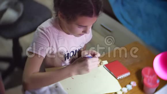 那个女孩孩子画了一个手工劳动娃娃室内女孩青少年手工着色自制玩具生活方式视频的预览图
