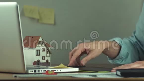 年轻设计师用黏糊糊的音符创造了笔记本电脑的住房项目视频的预览图