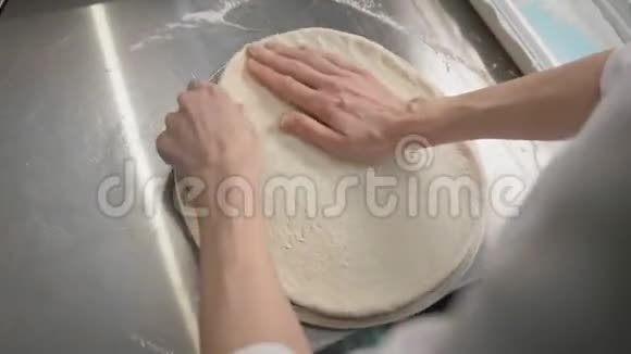 厨师准备披萨面团视频的预览图
