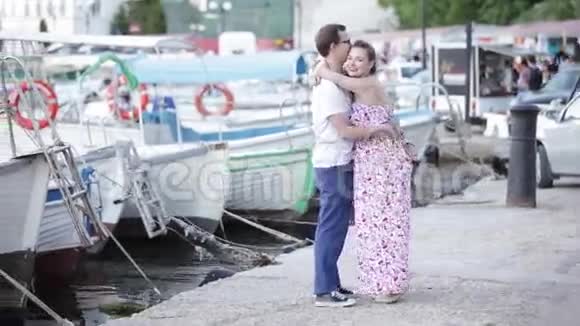 家庭未来的父母拥抱在码头上视频的预览图