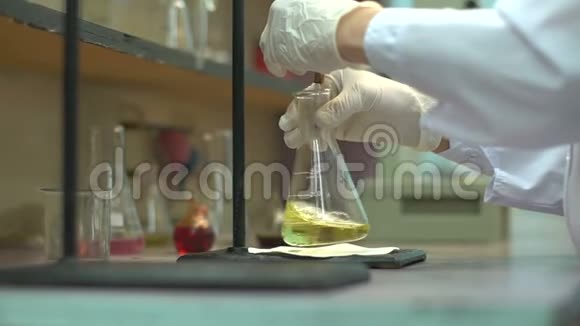 作物化学家在玻璃器皿中混合液体视频的预览图